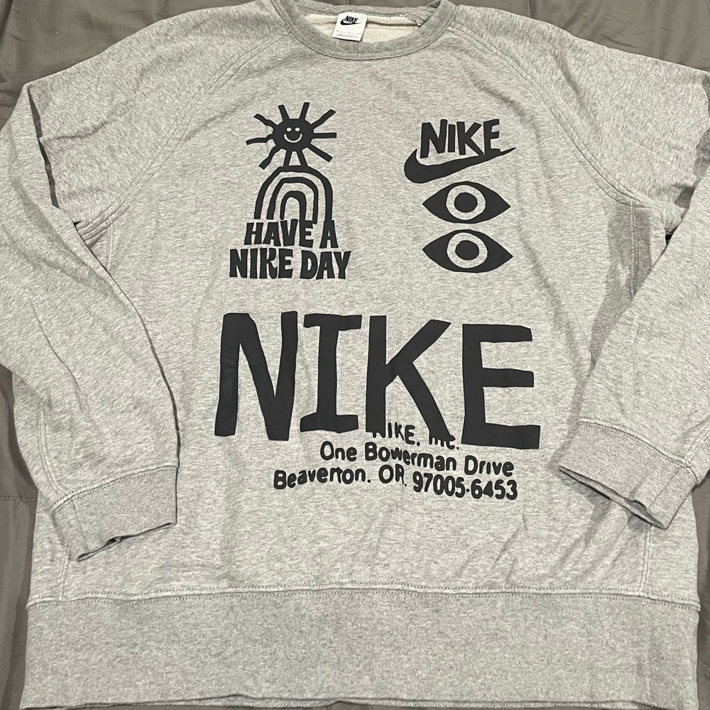 🌟 NIKE GRAPHIC SWEATSHIRT
